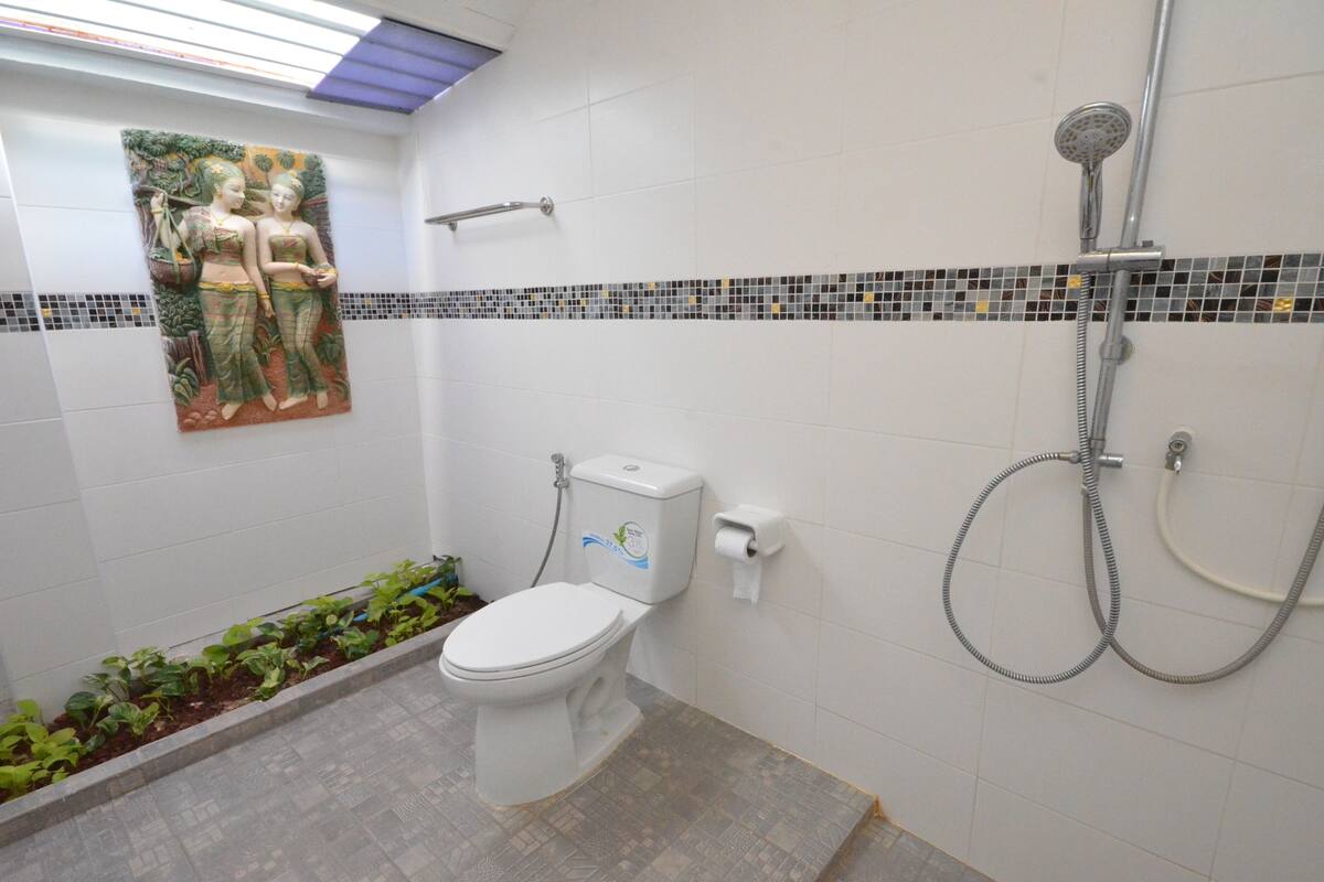 villa | bathroom | shower, free toiletries, towels