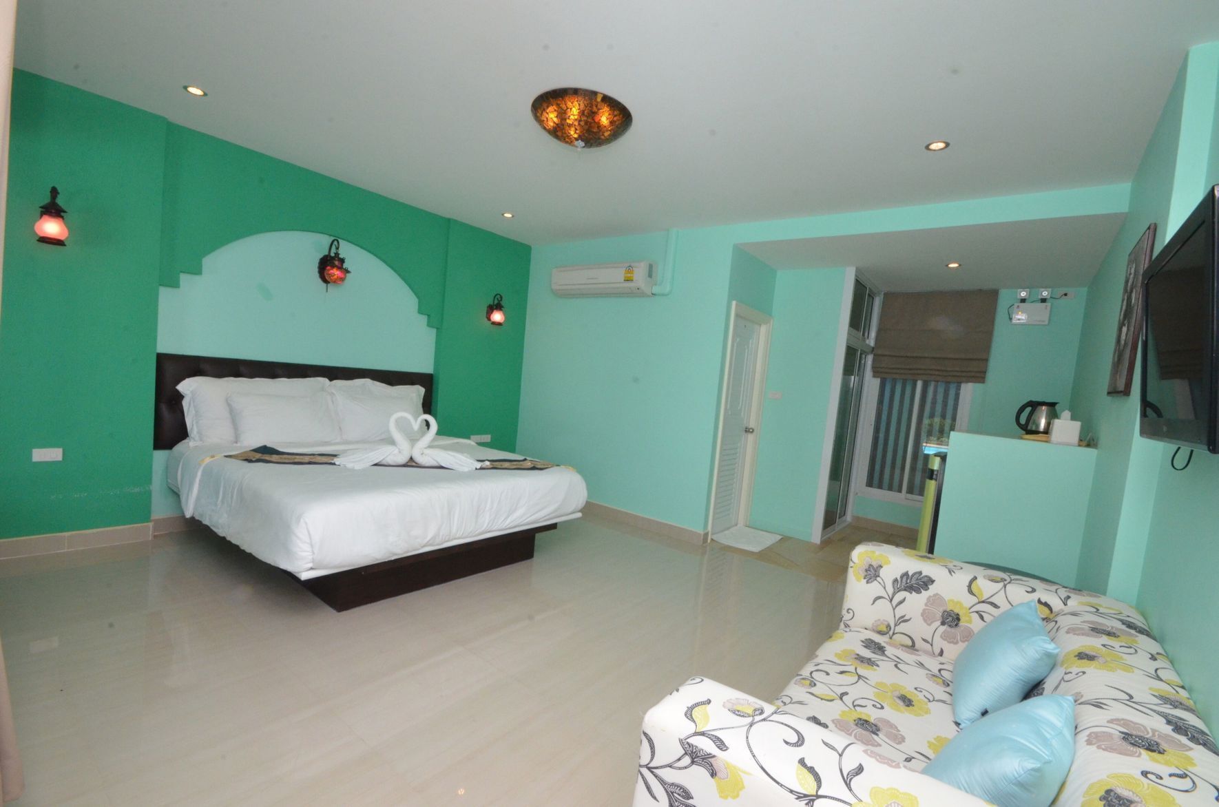 Escritorio, cortinas blackout, wifi gratis y ropa de cama 