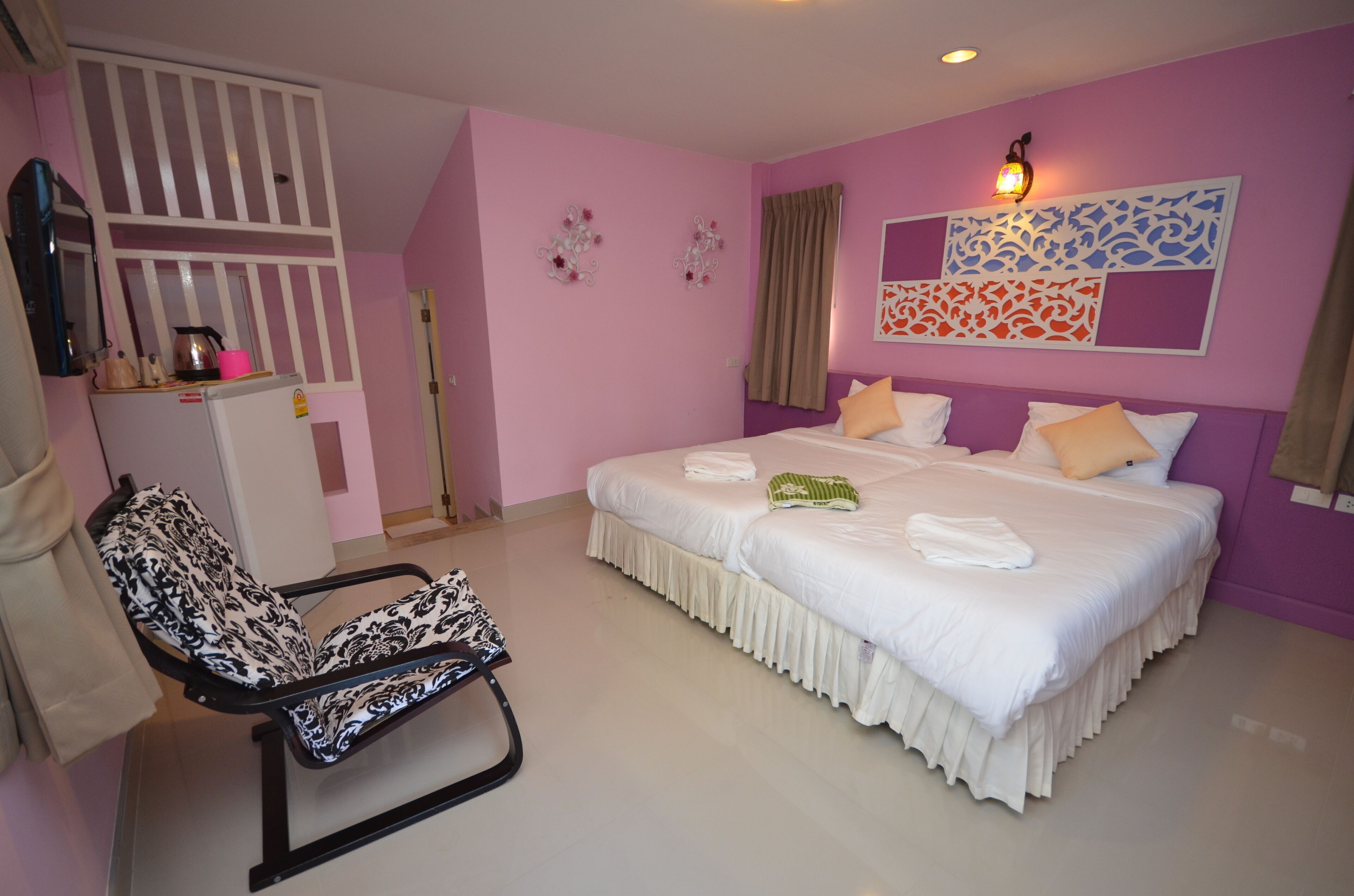 Escritorio, cortinas blackout, wifi gratis y ropa de cama 