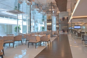 Menyajikan masakan lokal