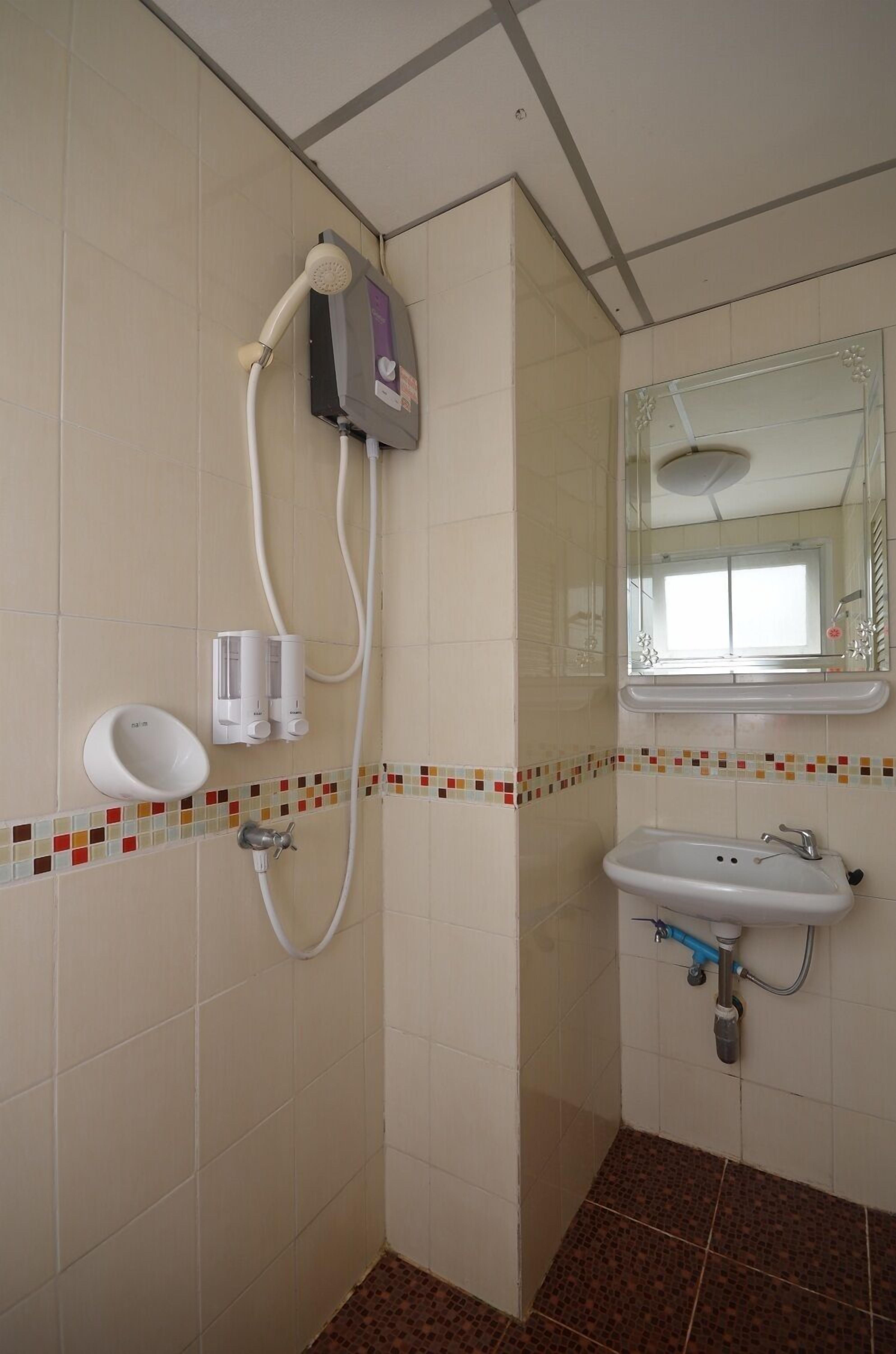 standard double room | bathroom | shower, free toiletries, towels