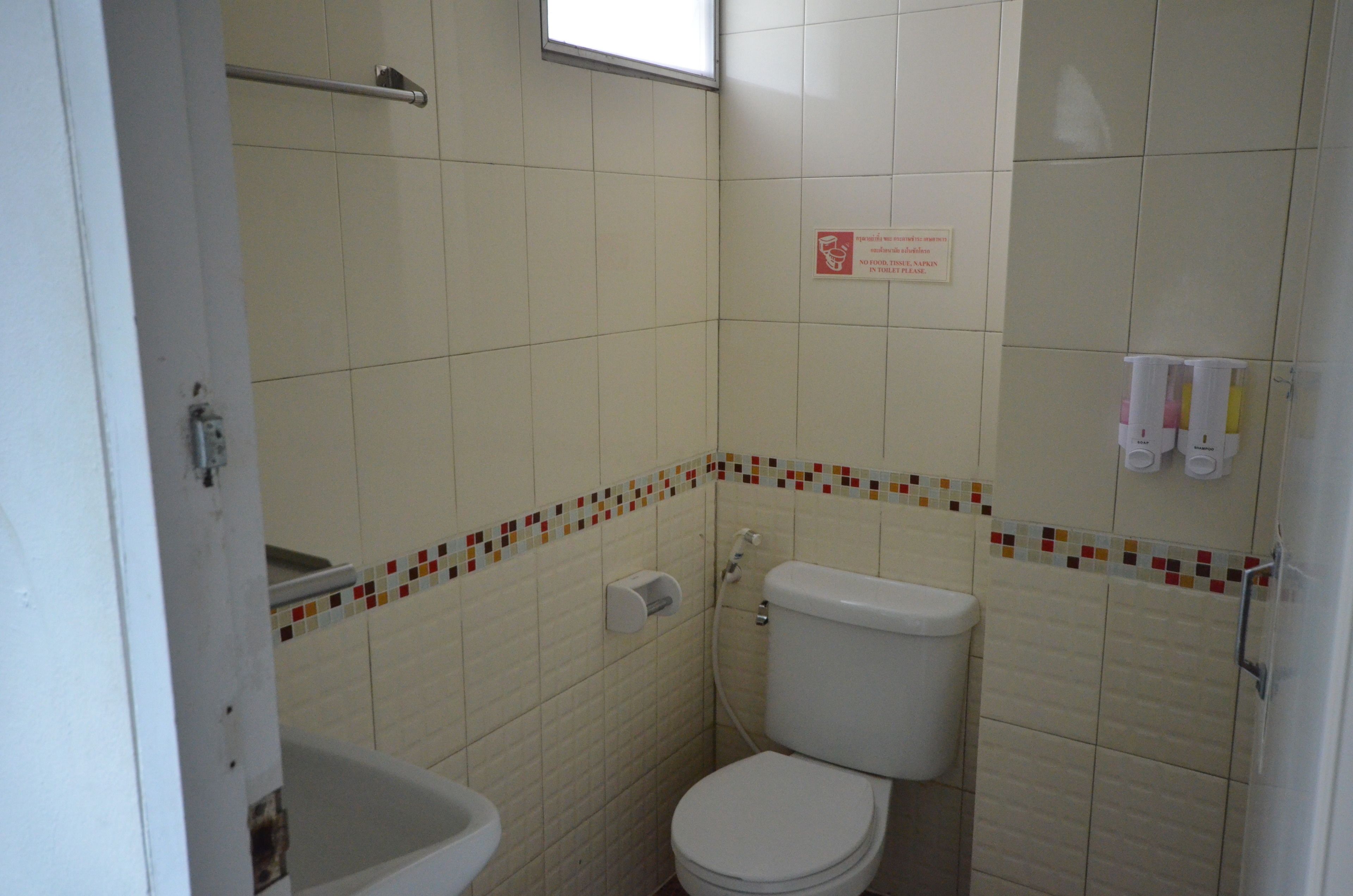 standard twin room | bathroom | shower, free toiletries, towels