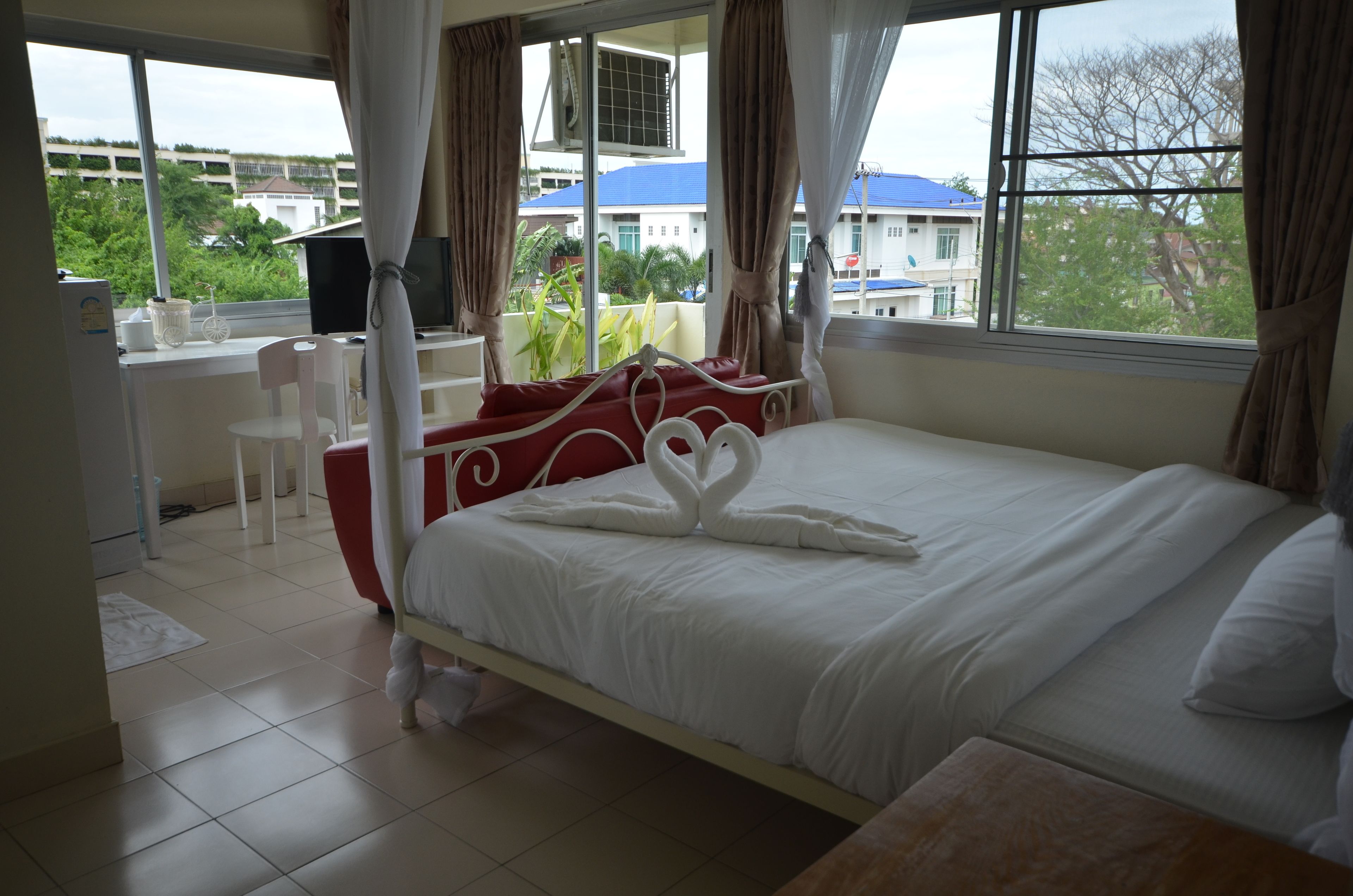 deluxe room, 1 double bed | rollaway beds, free wifi, bed sheets
