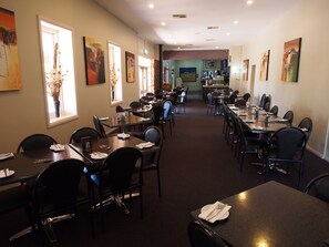 Breakfast, lunch, dinner served; international cuisine, garden views  - Dongara Hotel Motel (Dongara)