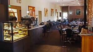 朝食、ランチ、ディナーに営業