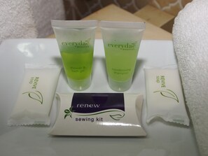 Suihku, ilmaiset hygieniatuotteet, hiustenkuivaaja, pyyhkeet