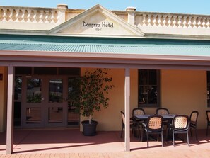 Breakfast, lunch, dinner served; international cuisine, garden views  - Dongara Hotel Motel (Dongara)