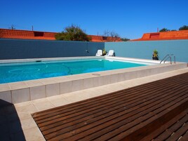 Piscina externa, espreguiçadeiras