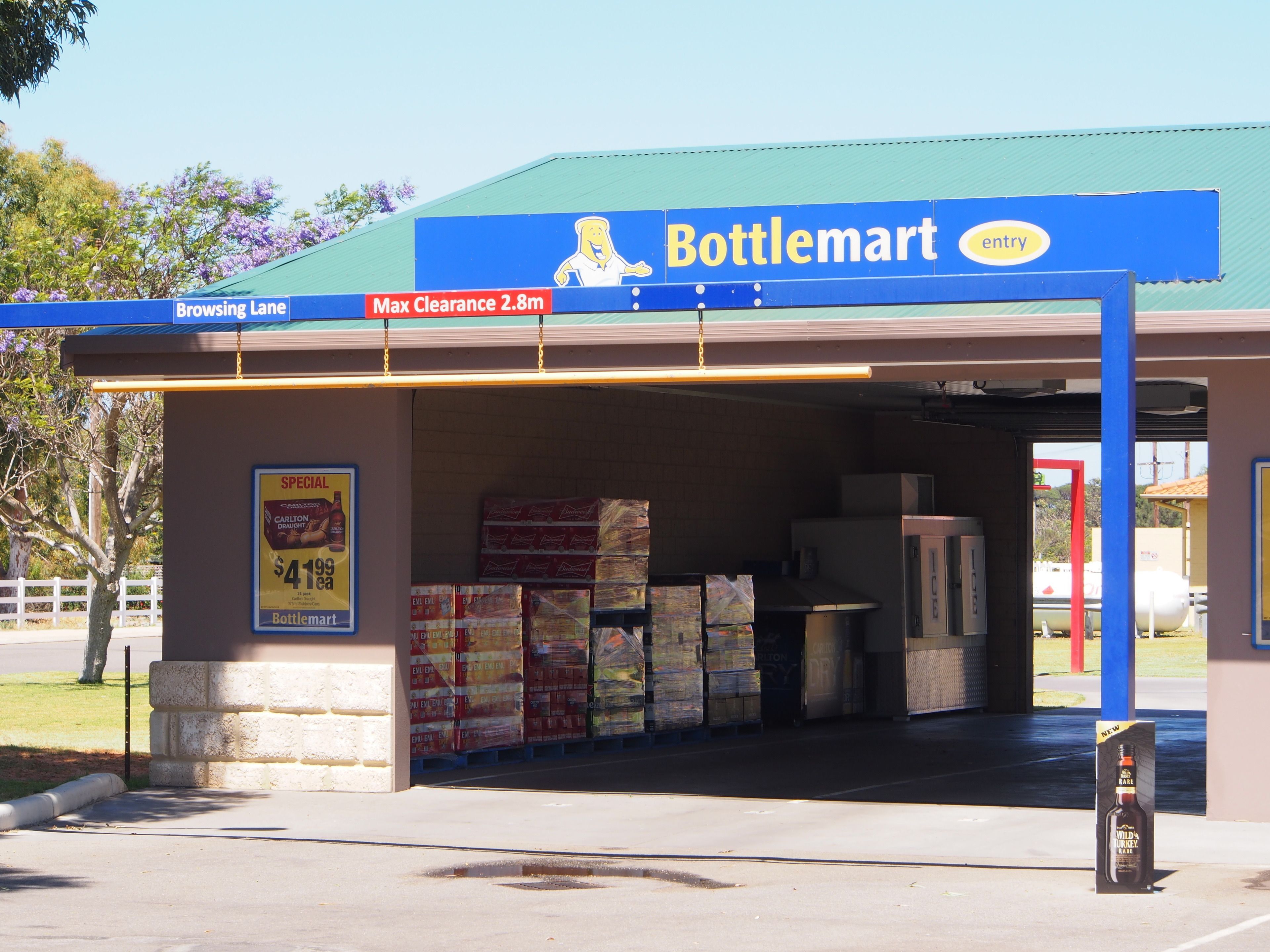 Un magasin BottleMart avec une enseigne bleue, une hauteur maximale de 2,8 mètres et de nombreux produits exposés à l’intérieur.