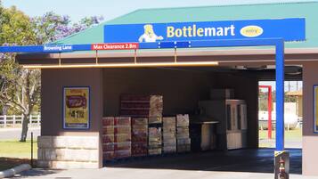 Un magasin BottleMart avec une enseigne bleue, une hauteur maximale de 2,8 mètres et de nombreux produits exposés à l’intérieur.