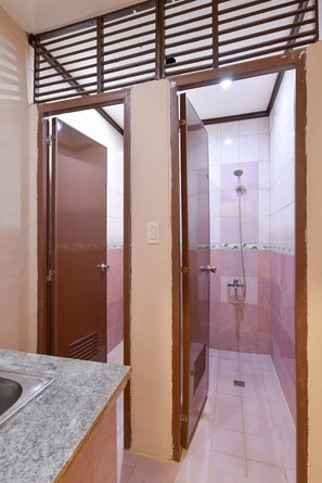 Dusche, Regendusche, kostenlose Toilettenartikel, Haartrockner