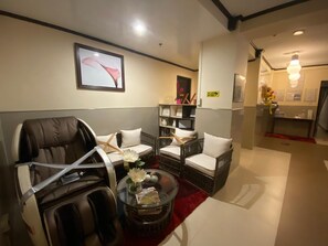 Living room - AMAX Inn Makati (Makati)