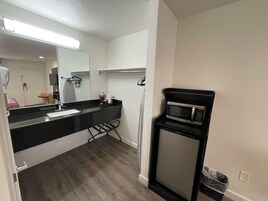 Habitación, 1 cama de matrimonio grande, no fumadores | Colchones con acolchado adicional y escritorio