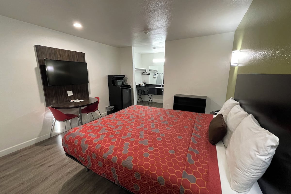 Pillowtop beds, desk, laptop workspace, WiFi (free)