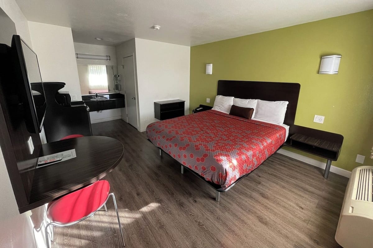 Pillowtop beds, desk, laptop workspace, WiFi (free)