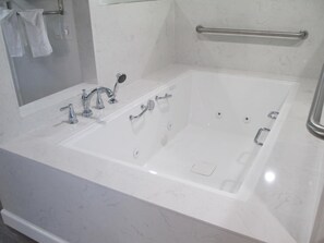 Combined shower/bathtub, hair dryer, towels - Claremont Lodge (Claremont)