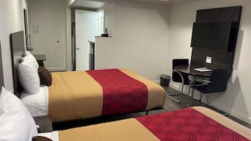 Camas com colchões pillow-top, escrivaninha