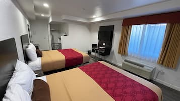 Nệm có lớp đệm bông, bàn, khu vực làm việc phù hợp cho laptop