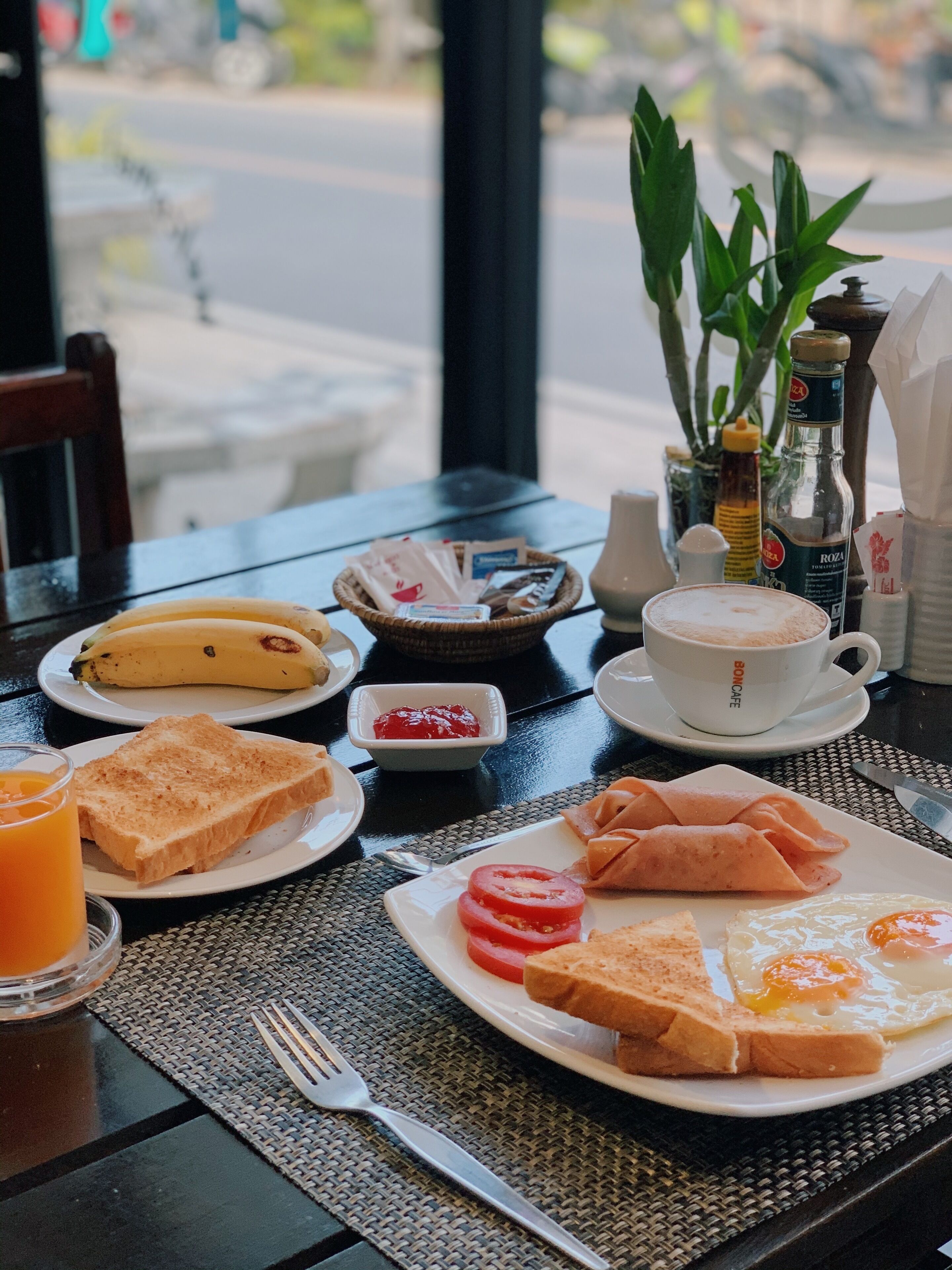 daily continental breakfast (thb 300 per person)