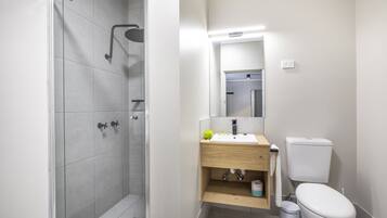 Chuveiro, chuveiro com efeito de chuva, produtos de toalete grátis