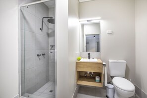 Shower, rainfall showerhead, free toiletries, hair dryer