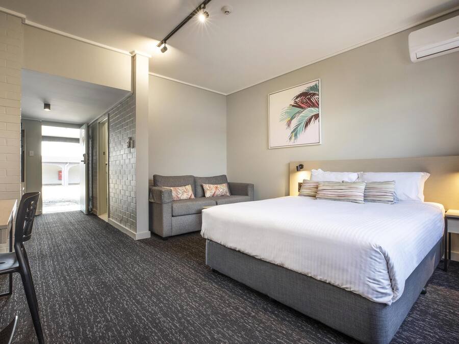 Studio Queen | Iron/ironing board, free WiFi, bed sheets