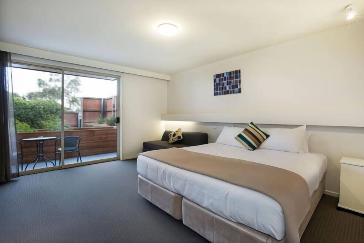 Desk, iron/ironing board, WiFi (free), bed sheets