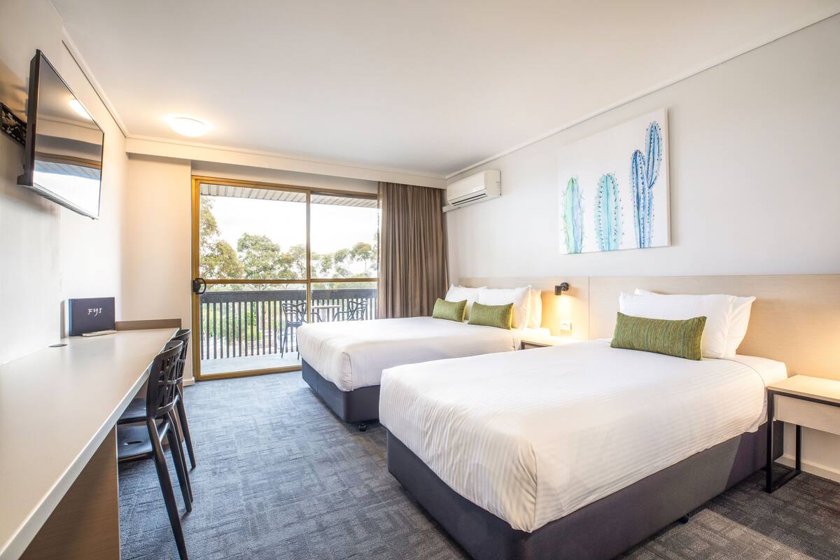 Studio Queen & Extra Bed | Desk, iron/ironing board, WiFi (free), bed sheets