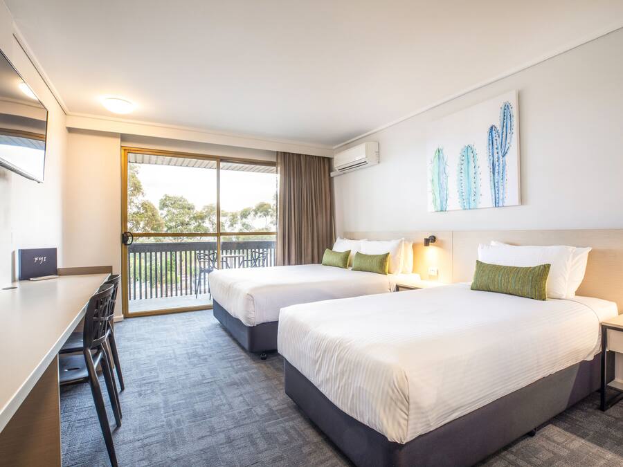 Studio Queen & Extra Bed | Desk, iron/ironing board, free WiFi, bed sheets