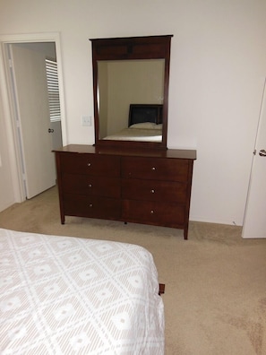 3 bedrooms, Egyptian cotton sheets, premium bedding, down duvets - Desert Trails Luxury Suites (Hobbs)