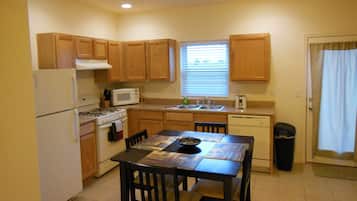 Full-size fridge, microwave, stovetop, dishwasher