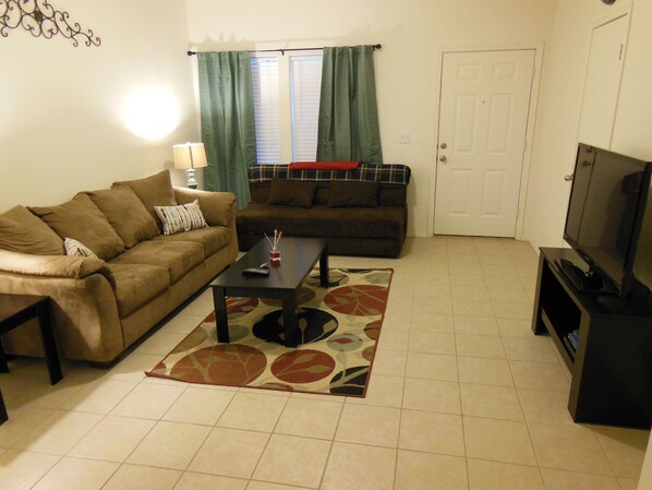 Televisión LED, tablet, consola de videojuegos y reproductor de DVD 