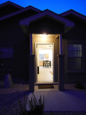 Vista frontal de la propiedad por la tarde o noche