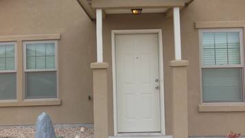 Vista frontal de la propiedad