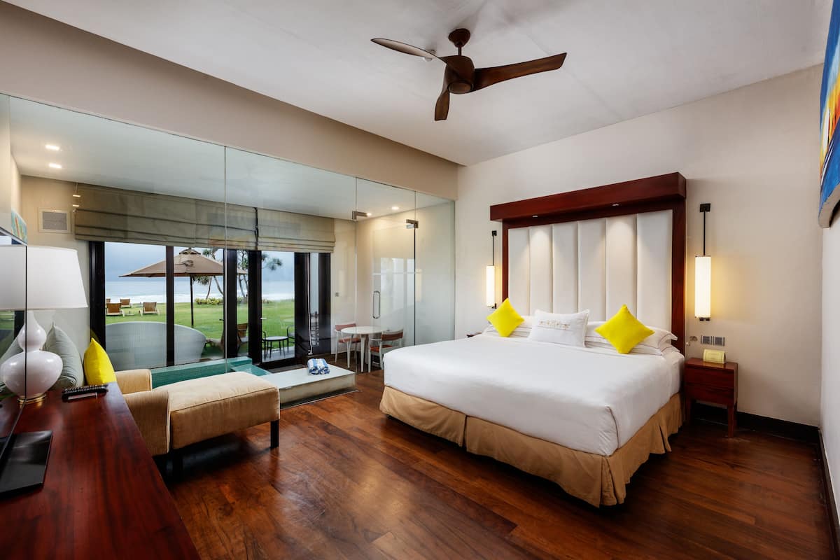 double room | frette italian sheets, premium bedding, in-room safe, desk