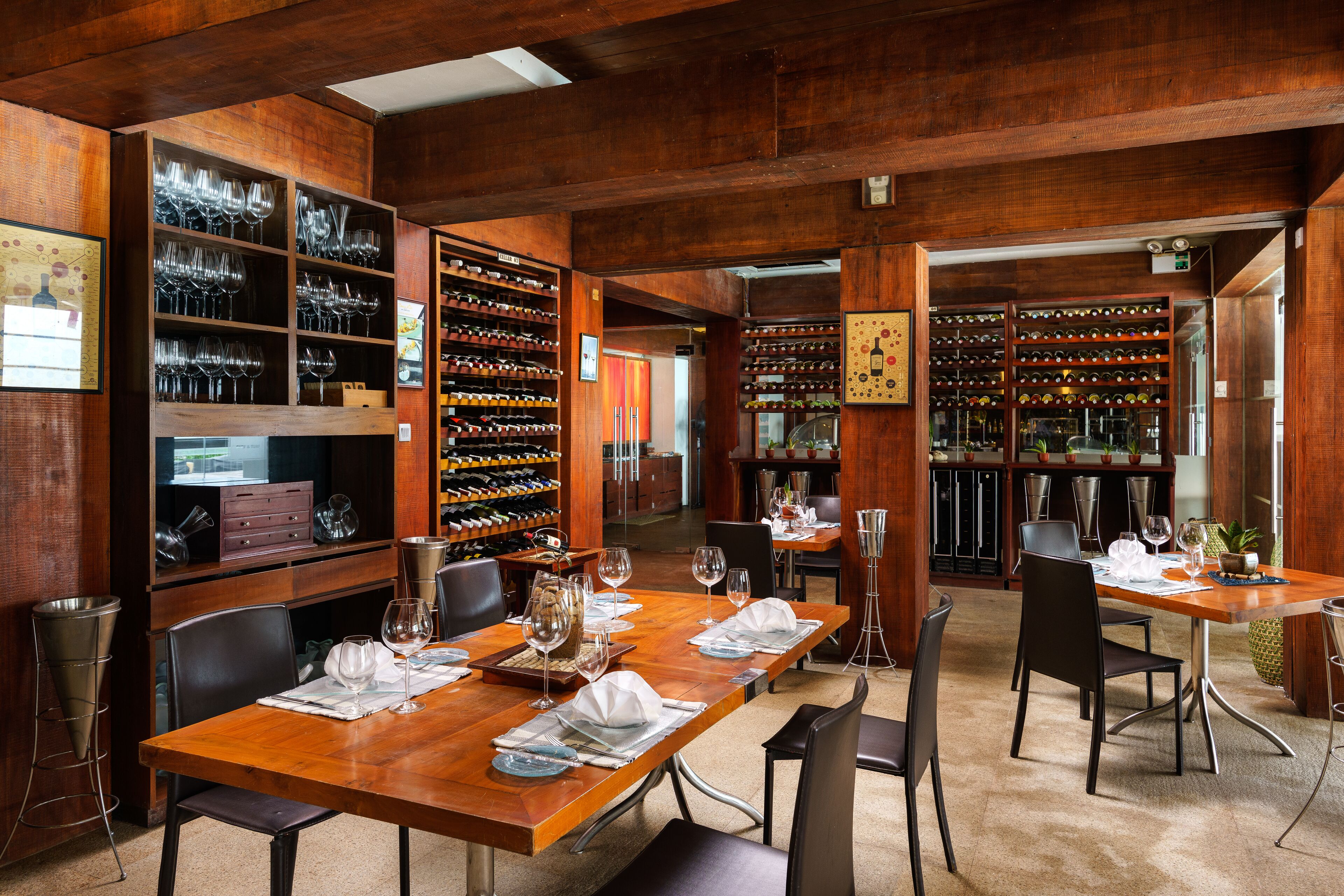 3 restaurants, breakfast, lunch, dinner served; international cuisine