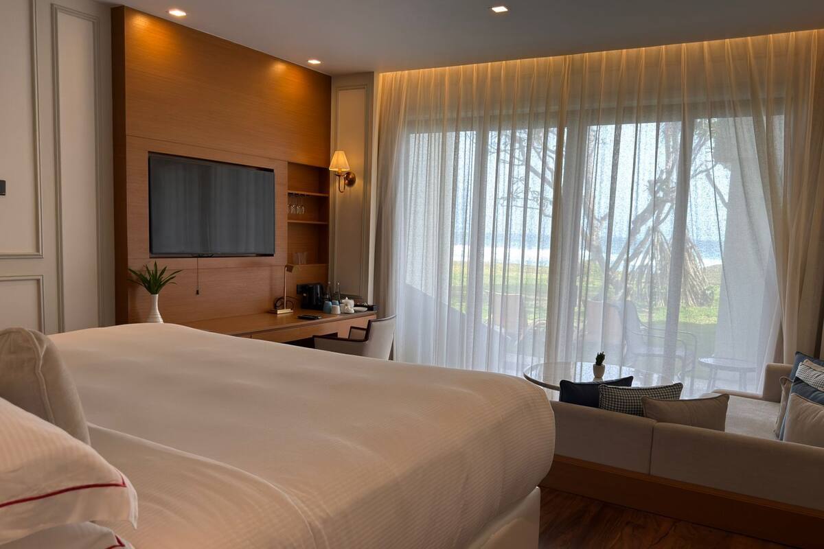 Frette Italian sheets, premium bedding, in-room safe, desk