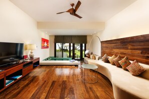 Suite – design | Oppholdsområde | En 55-tommers smart-TV med førsteklasses TV-kanaler samt TV