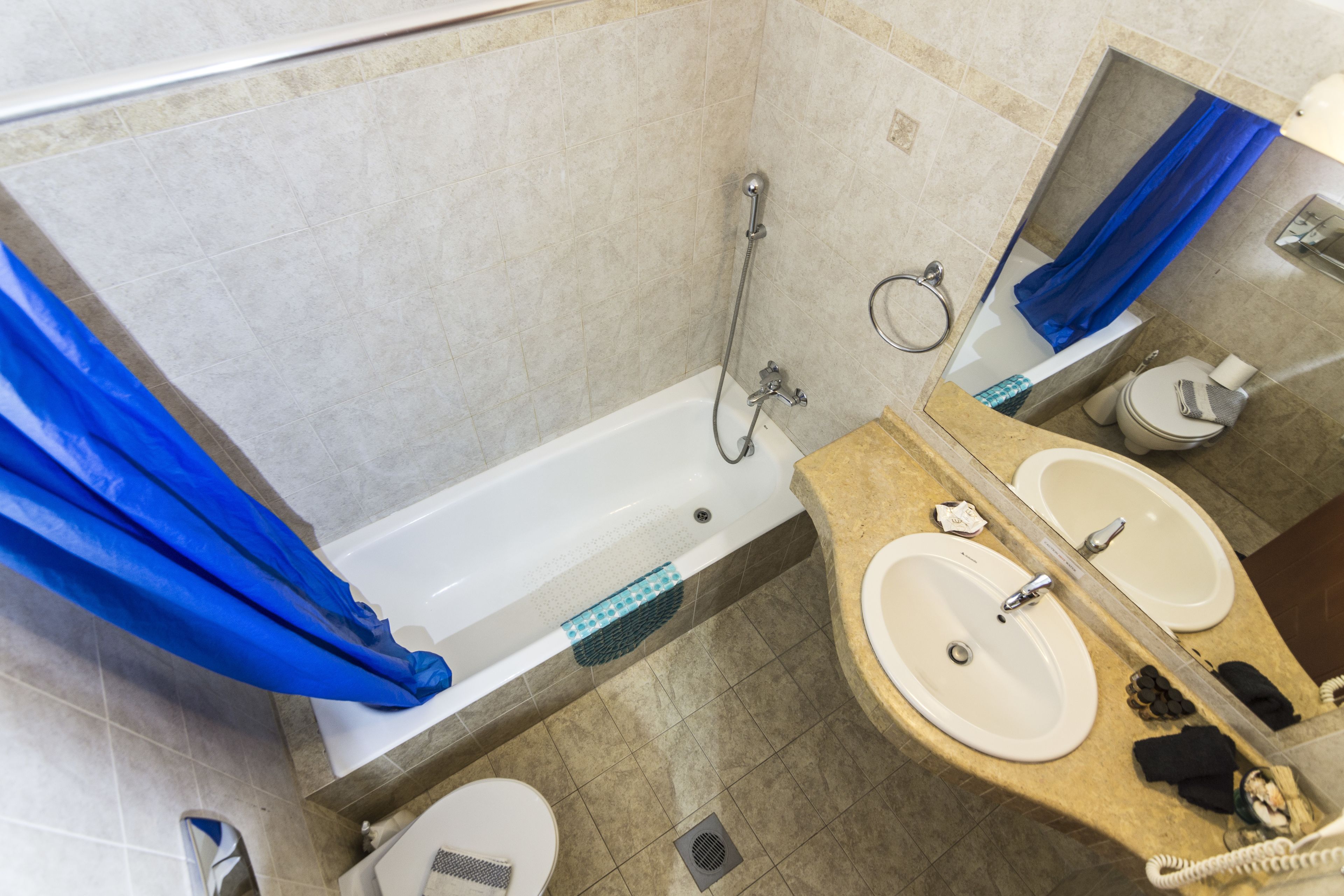 apartment, 2 bedrooms | bathroom | combined shower/bathtub, free toiletries, hair dryer, towels