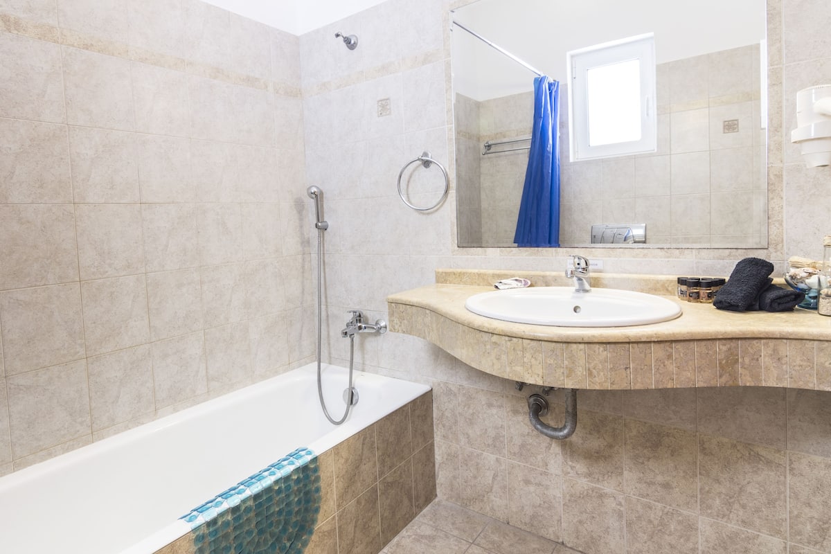 apartment, 2 bedrooms | bathroom | combined shower/bathtub, free toiletries, hair dryer, towels