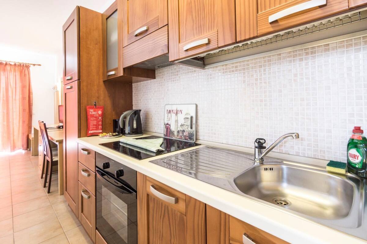 full-sized fridge, oven, stovetop, coffee/tea maker