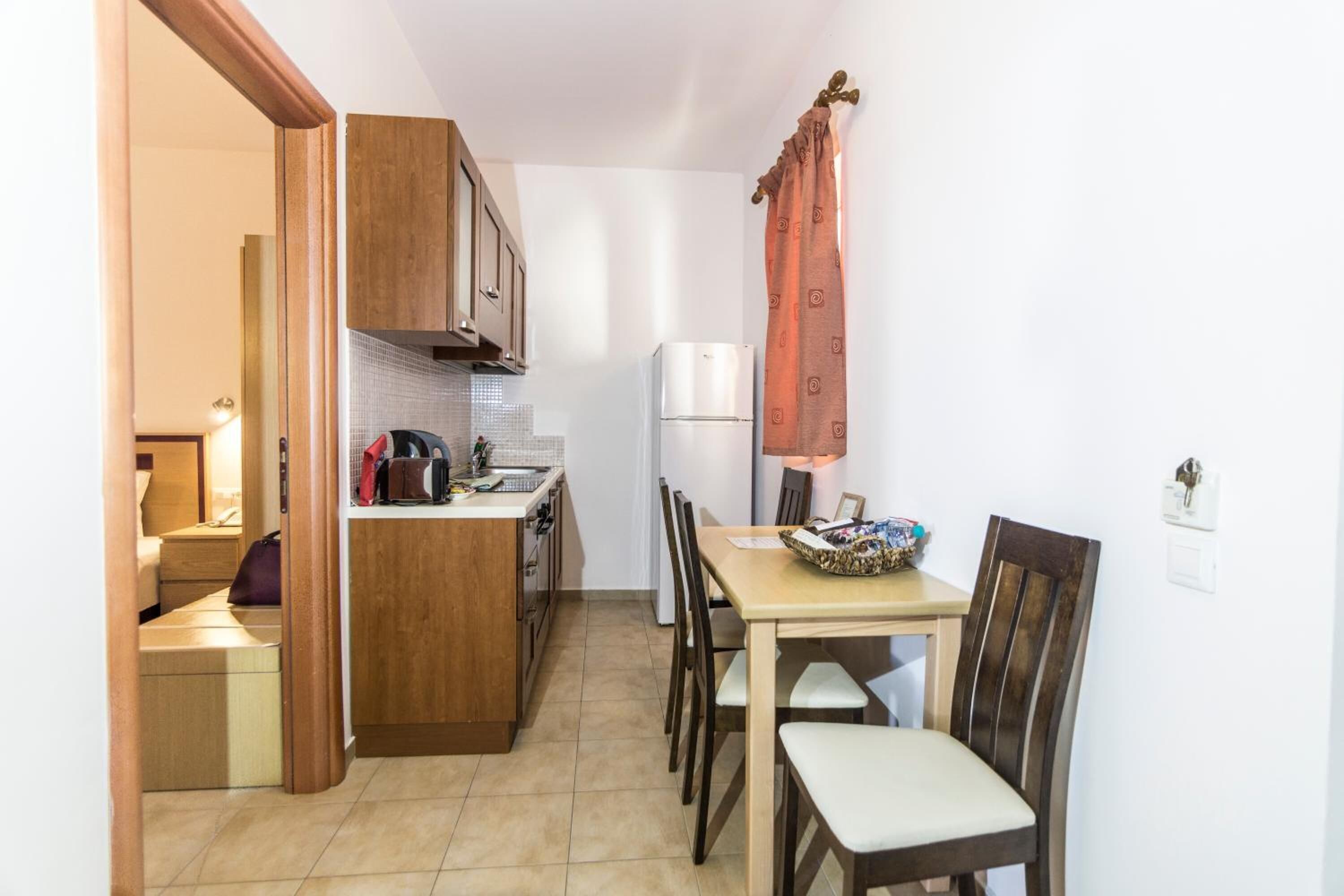 full-sized fridge, oven, stovetop, coffee/tea maker