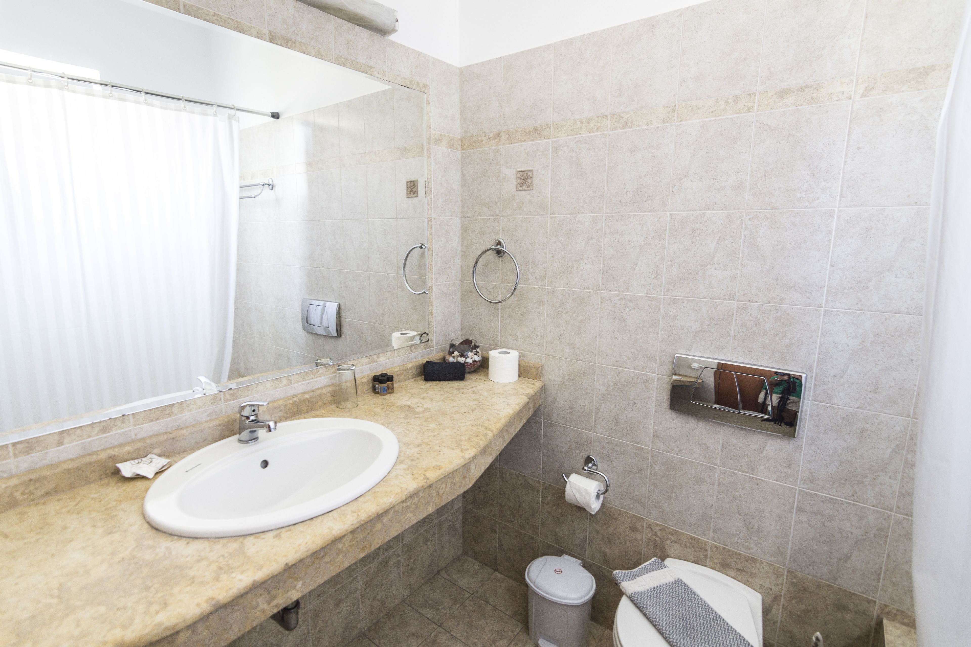 combined shower/bathtub, free toiletries, hair dryer, towels