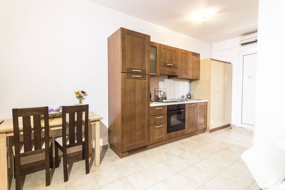 full-sized fridge, oven, stovetop, coffee/tea maker