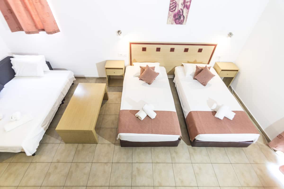 Apartemen Keluarga, Beberapa Tempat Tidur | Brankas, meja kerja, kedap suara, dan setrika/meja setrika