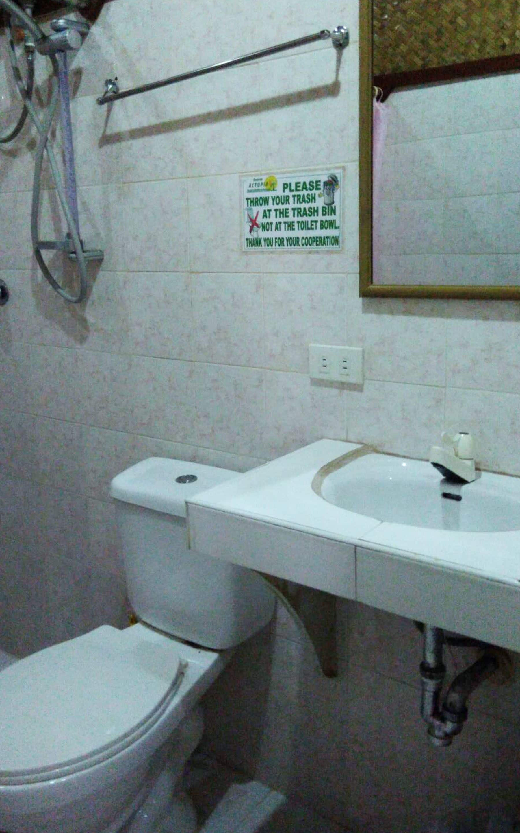 standard fan room | bathroom | shower, hair dryer, towels