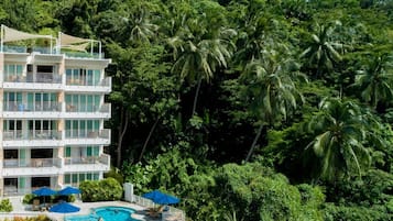 Outdoor pool, pool umbrellas, sun loungers