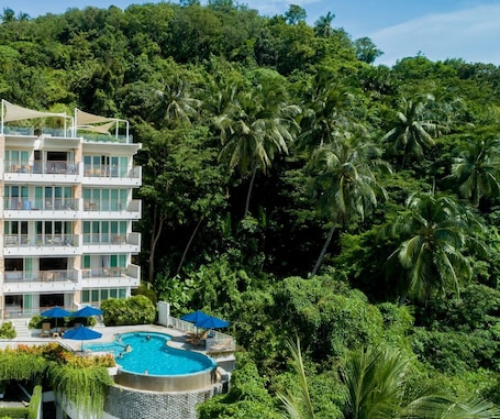 Outdoor pool, pool umbrellas, sun loungers