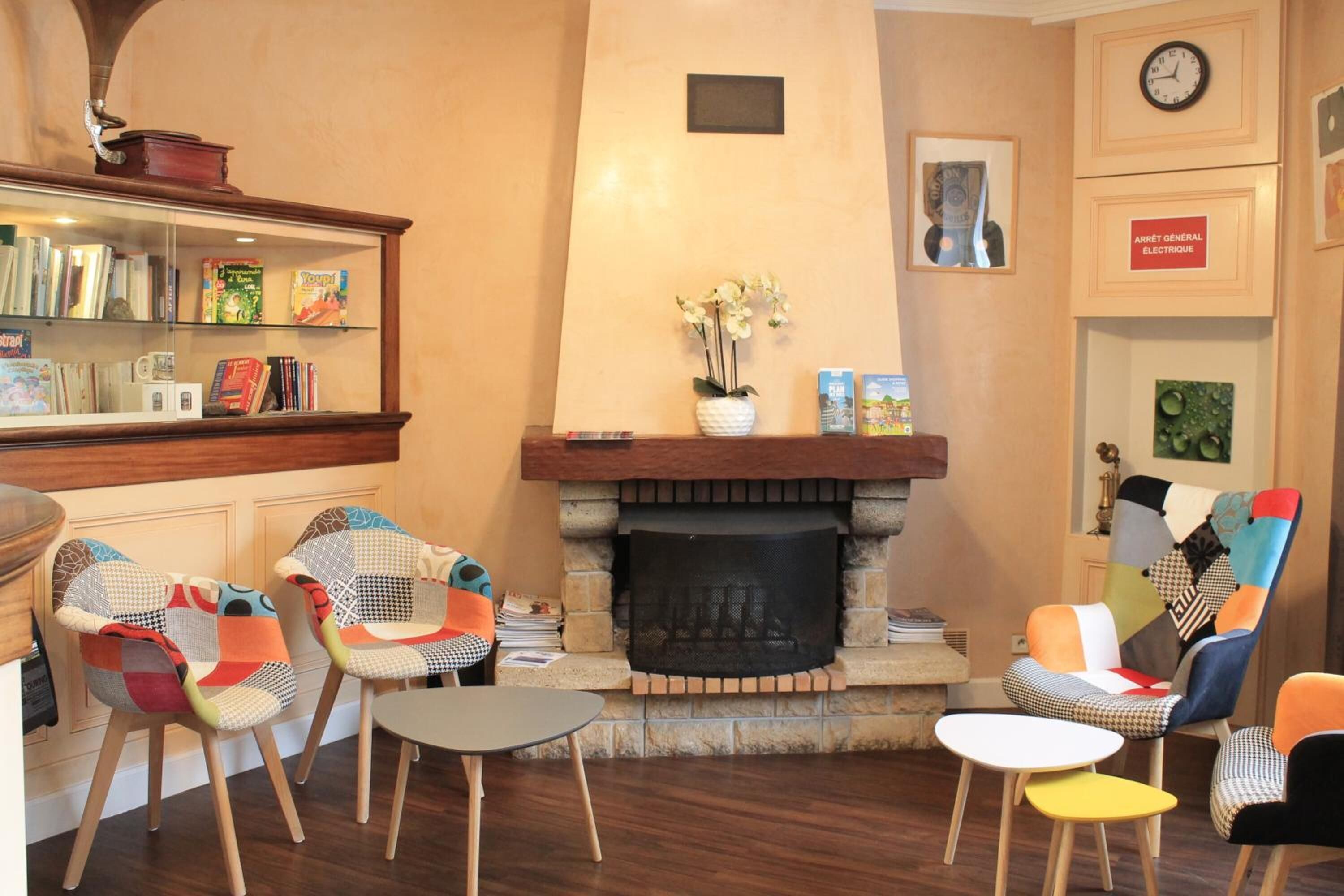 Breakfast, lunch and dinner served