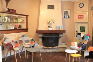 Breakfast, lunch and dinner served